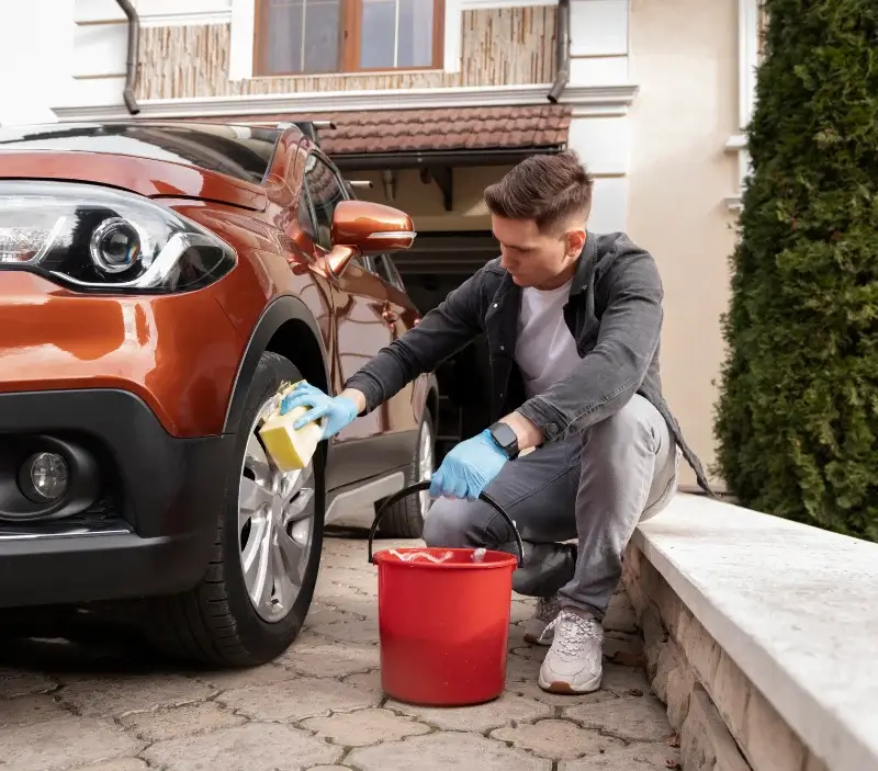 Lavage auto à domicile Yvré-le-Pôlin : professionnel intervenant sur un véhicule